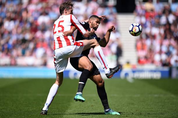 更是对他在 更是对他在